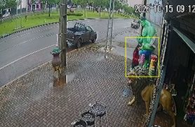 Câmera registra mulher furtando jogo de panelas exposto em frente a loja em Cascavel