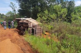 Caminhão carregado com pedras tomba em estrada rural de Cascavel