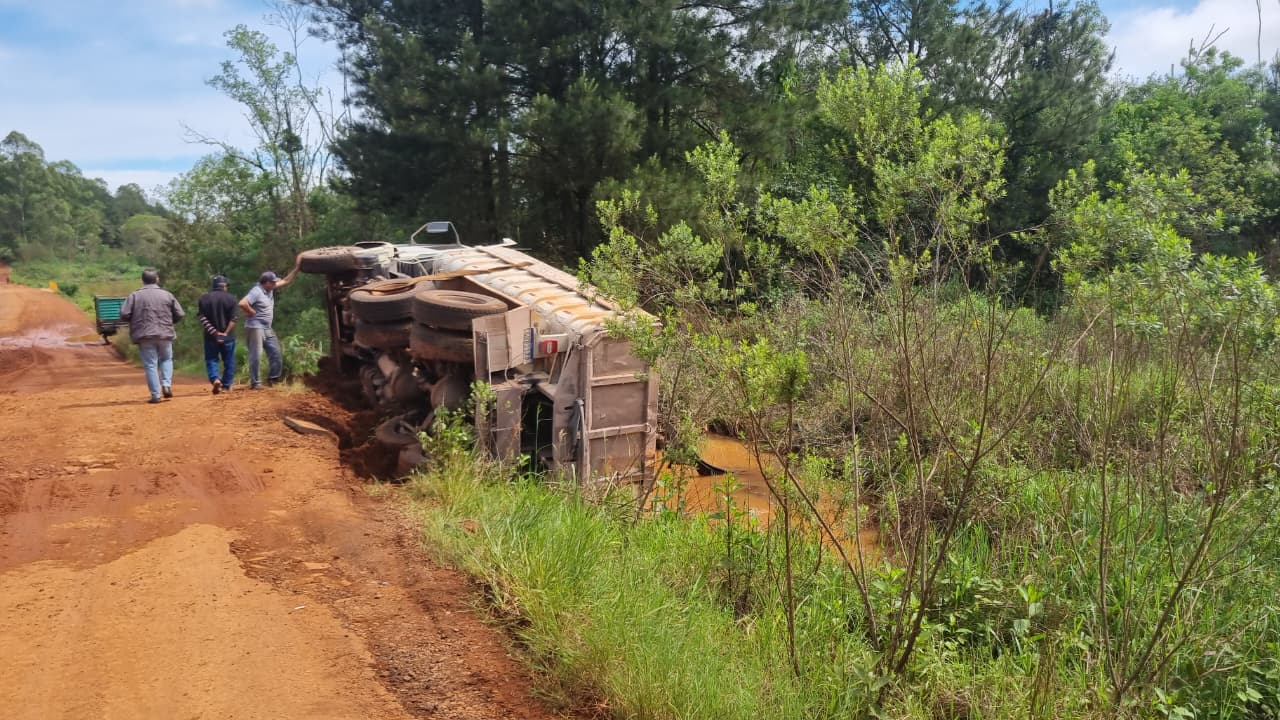 Caminhão carregado com pedras tomba em estrada rural de Cascavel