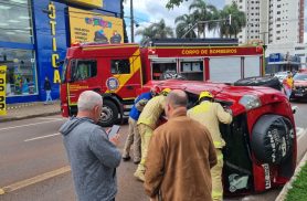 Pajero capota após colisão com Celta na Avenida Brasil; Vítima fica enclausurada