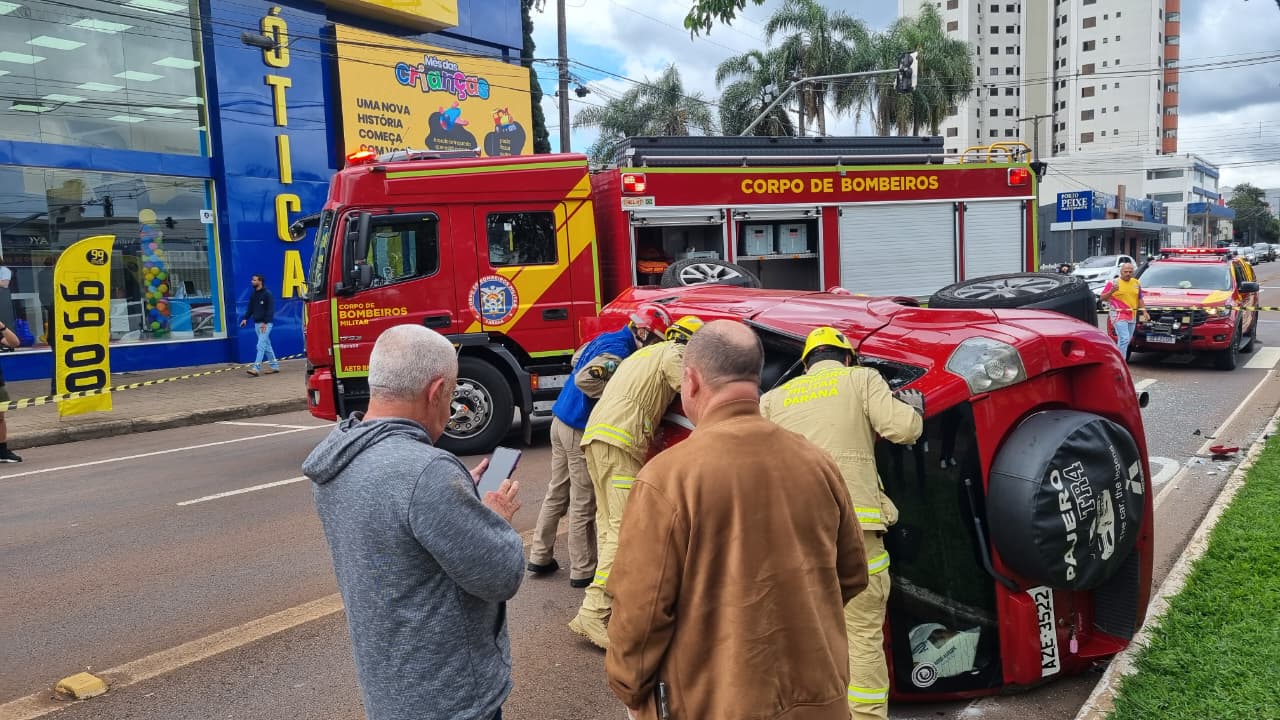 Pajero capota após colisão com Celta na Avenida Brasil; Vítima fica enclausurada