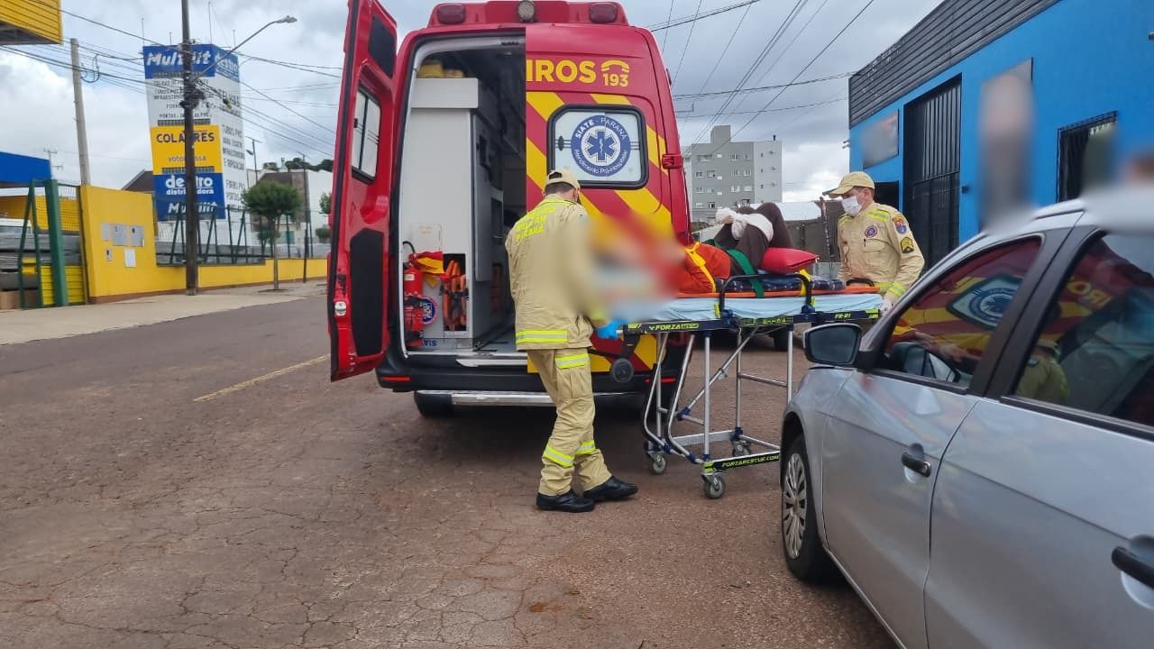 Mulher sofre queda em empresa na Rua Paranaguá, em Cascavel