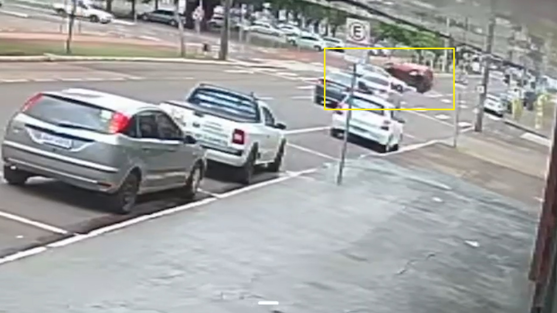 Câmera registra acidente entre Pajero e Celta seguido de capotamento no Centro de Cascavel
