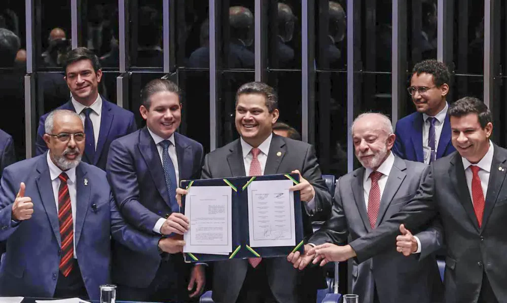 Imagem referente a Alcolumbre homenageia Paim no fim da 6x1; entenda motivo