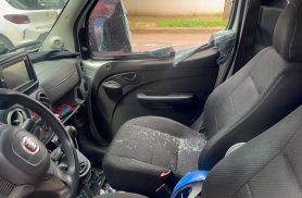 Motociclista quase entra em carro pela janela após acidente no Parque São Paulo