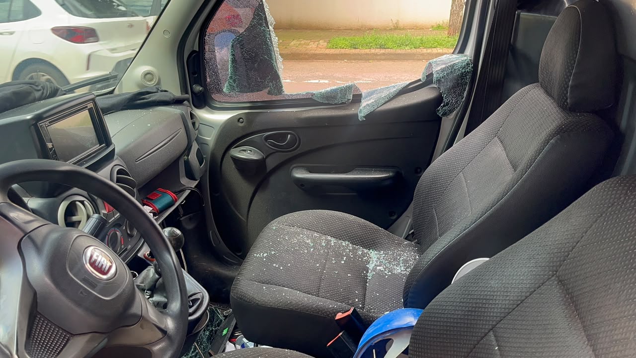 Motociclista quase entra em carro pela janela após acidente no Parque São Paulo