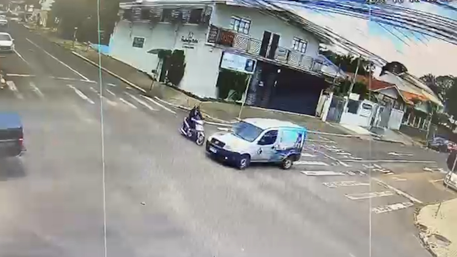 Câmera registra colisão entre Biz e Doblò em Cascavel