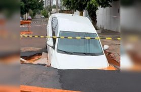 Cratera engole carro em Campo Grande após asfalto ceder Cratera engole carro em Campo Grande após asfalto ceder