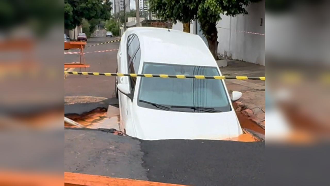 Cratera engole carro em Campo Grande após asfalto ceder