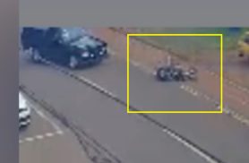 Câmera flagra batida entre caminhonete e moto em Cascavel