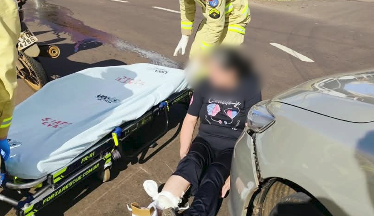 Mulher de 53 anos fica ferida em acidente entre carro e moto no bairro Pacaembu