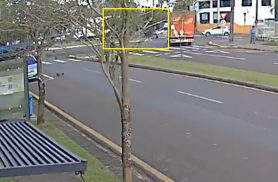Câmera flagra motociclista sendo atingida por carro em acidente no Bairro Pacaembu