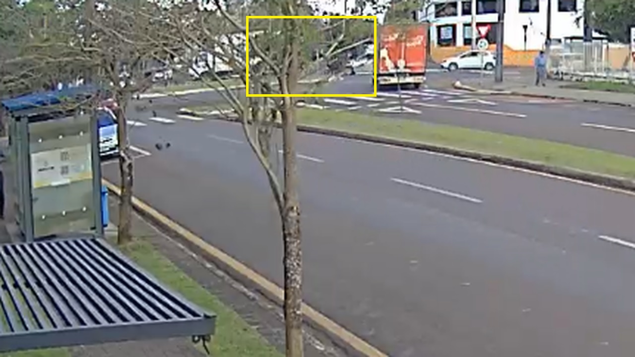 Câmera flagra motociclista sendo atingida por carro em acidente no Bairro Pacaembu