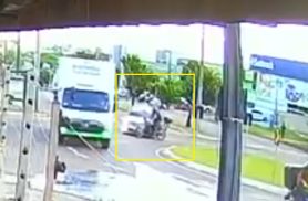 Vídeo exibe colisão entre Corolla e moto Honda em rotatória no bairro Pacaembu em Cascavel