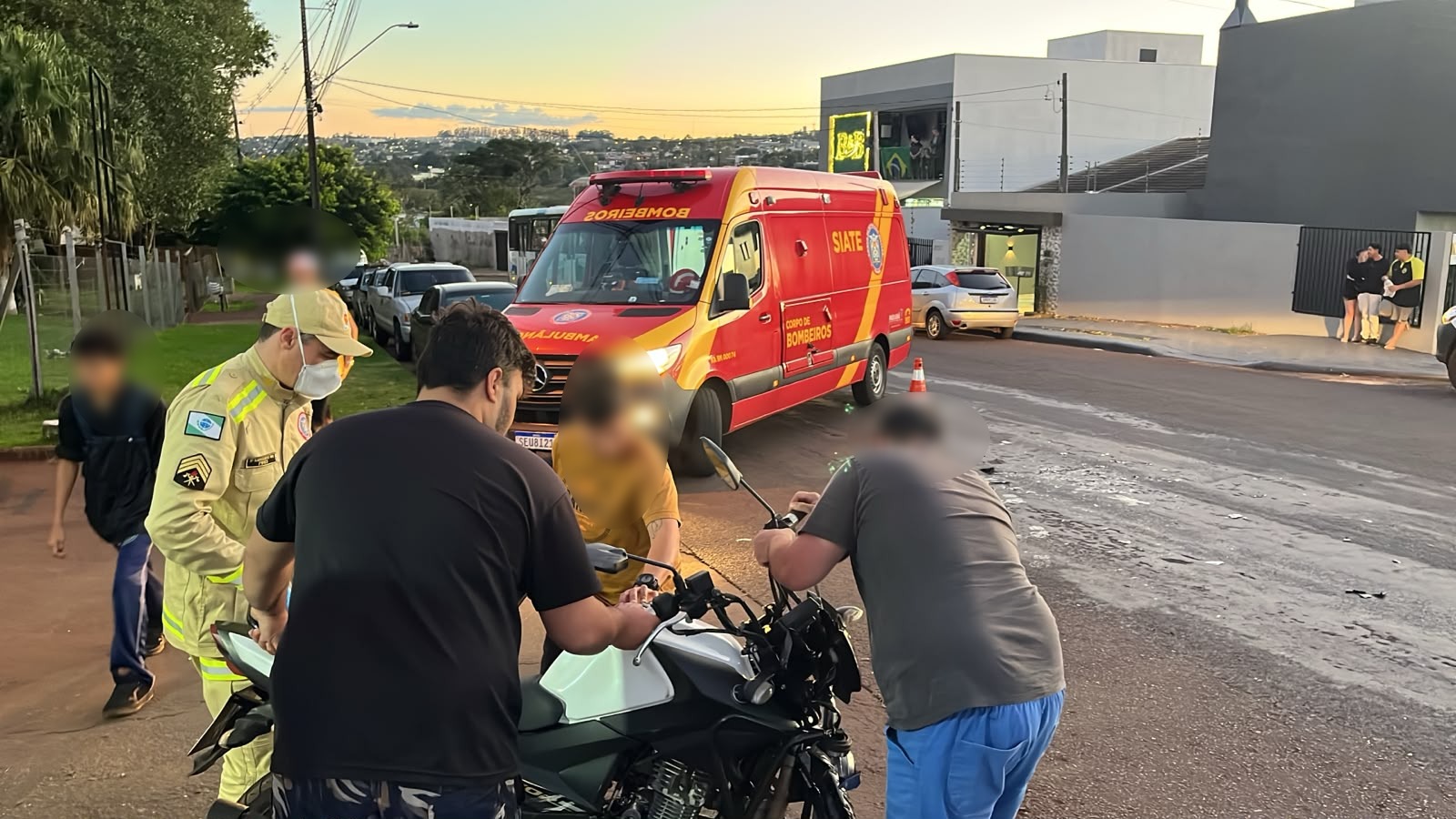 Motociclista e passageira ficam feridos em acidente no Bairro Morumbi Cascavel
