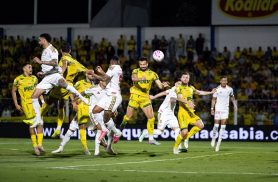 Com um a mais, Mirassol vence e complica Internacional no Brasileirão