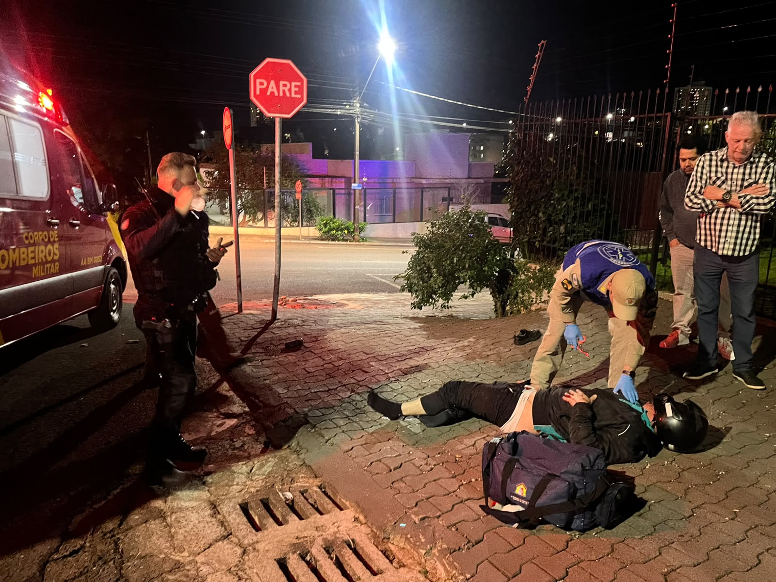 Motociclista grita de dor após colisão entre moto e Sandero no cruzamento da Santa Catarina com Manoel Ribas, em Cascavel