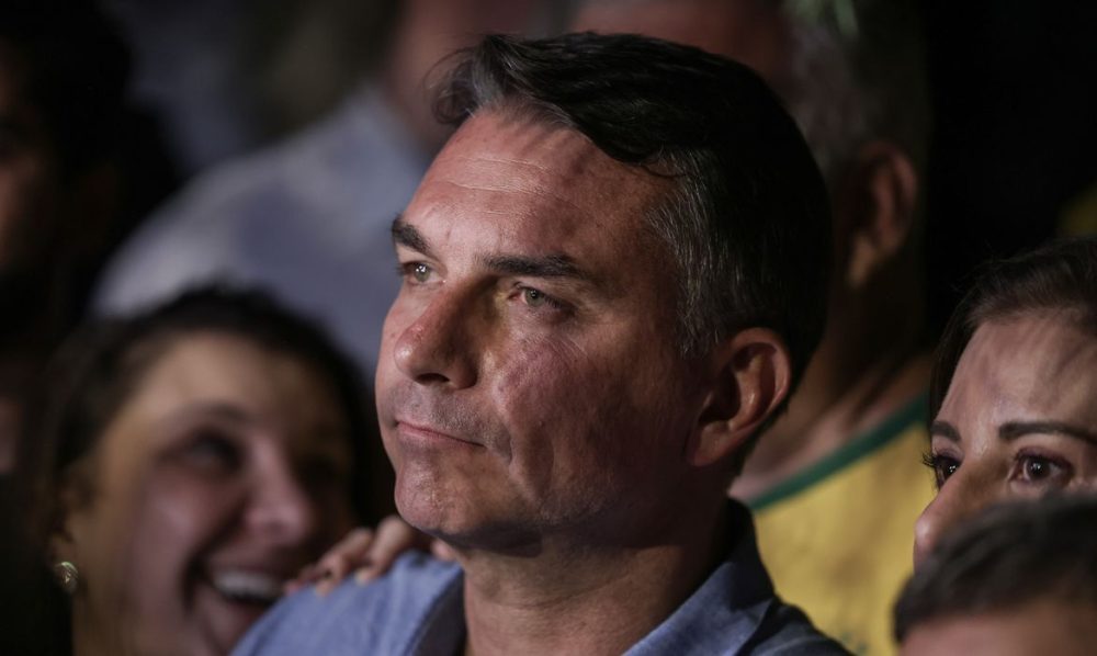 Imagem referente a Em sabatina, Flávio não explica propostas e faz acusações sem provas