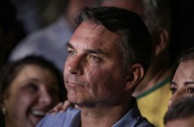Em sabatina, Flávio não explica propostas e faz acusações sem provas