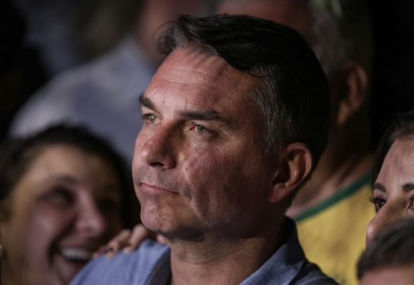 Em sabatina, Flávio não explica propostas e faz acusações sem provas