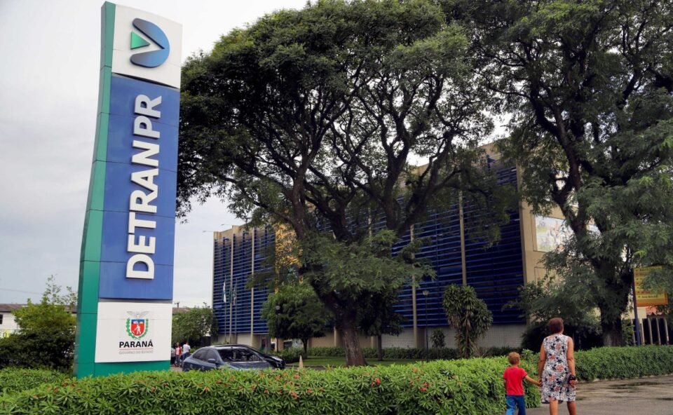 Concurso do Detran no Paraná: órgão confirma seleção com 100 vagas e oportunidades no interior Imagem referente a Concurso do Detran no Paraná: órgão confirma seleção com 100 vagas e oportunidades no interior