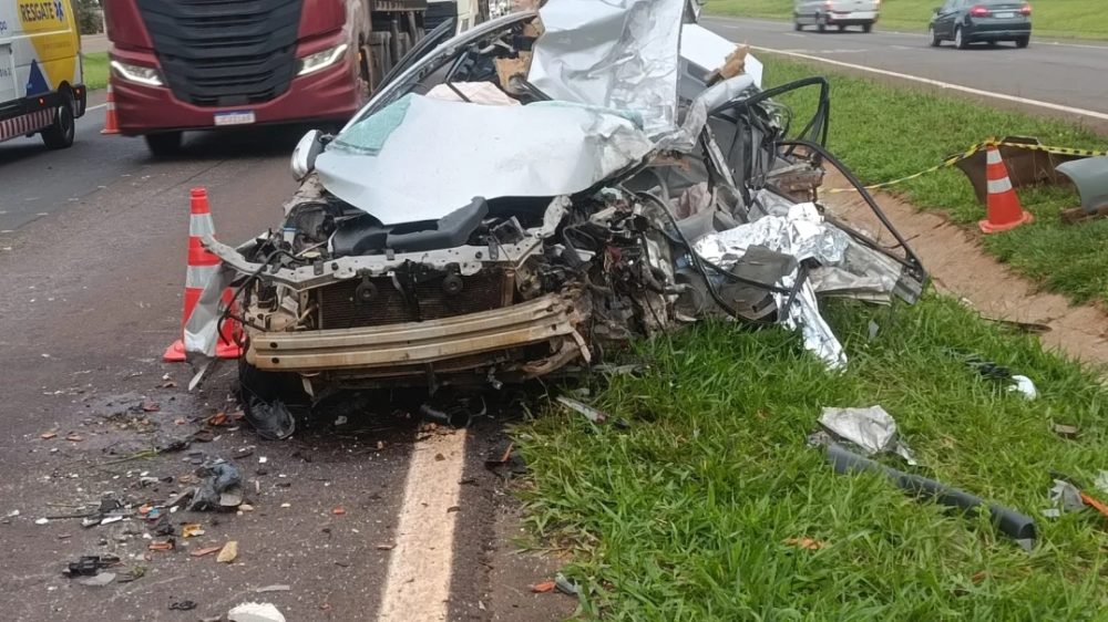 Imagem referente a Acidente entre carro e carreta deixa dois mortos em Toledo
