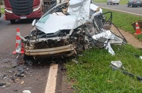 Acidente entre carro e carreta deixa dois mortos em Toledo
