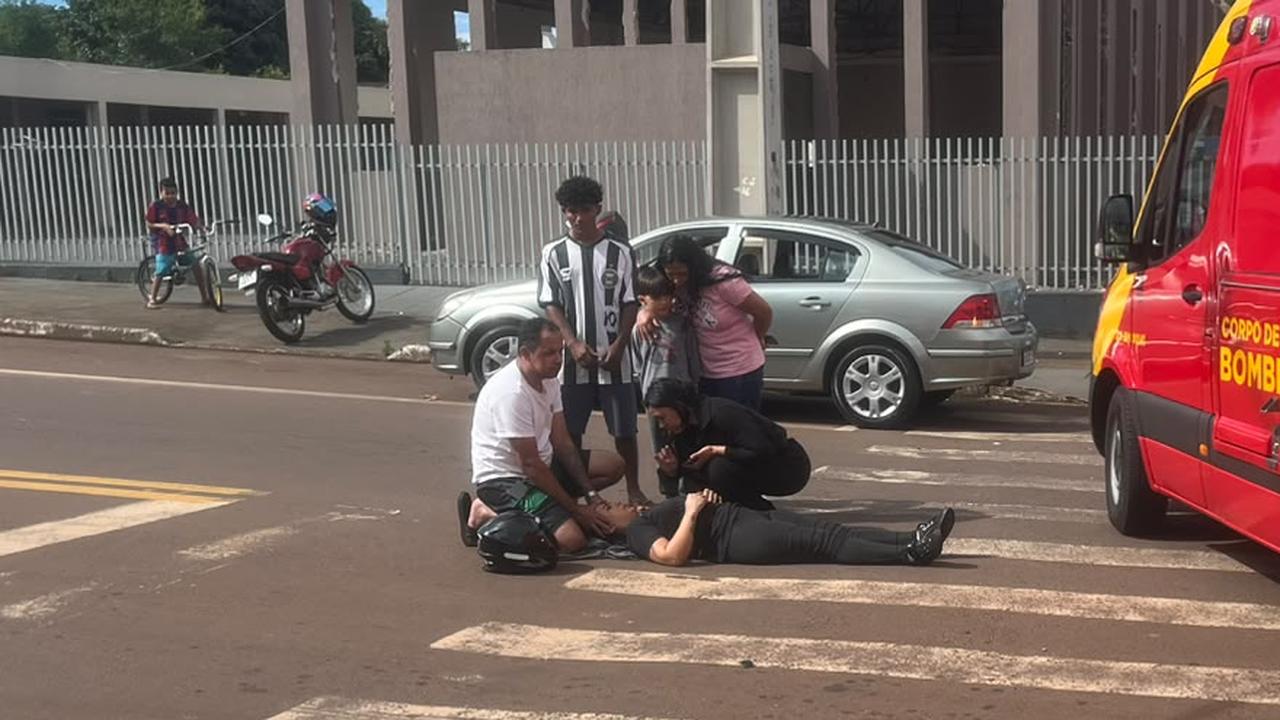 Motociclista de 39 anos fica ferida em colisão com Vectra em Cascavel