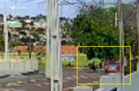 Câmera registra momento em que carro atinge motociclista em cruzamento de Cascavel