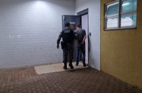 Homem de 37 anos é preso com pés de maconha, duas pistolas e munições em Cascavel