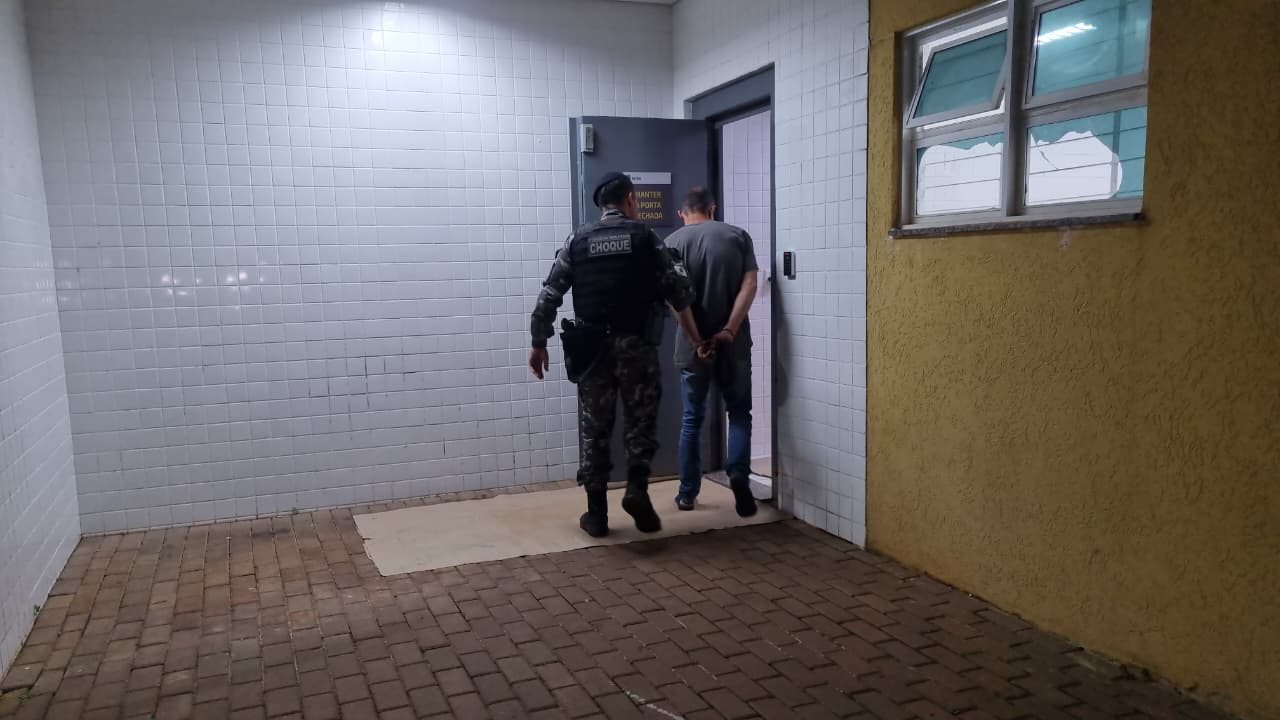 Homem de 37 anos é preso com pés de maconha, duas pistolas e munições em Cascavel