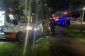 Mulher em surto se joga sobre viatura da GM e é atendida pelo Samu na Avenida Tancredo Neves