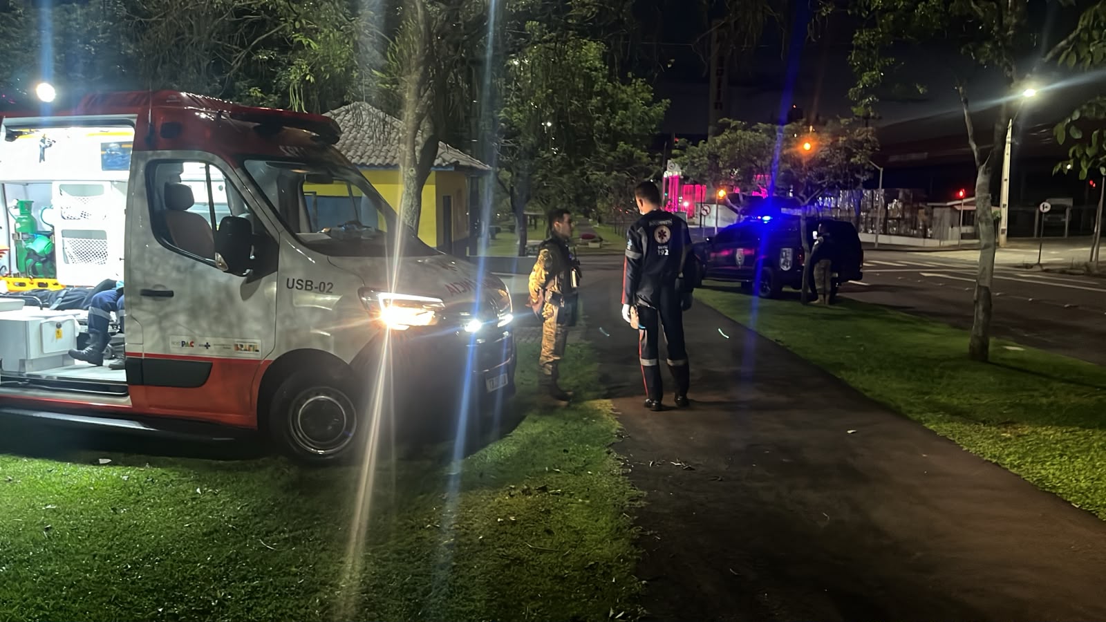 Mulher em surto se joga sobre viatura da GM e é atendida pelo Samu na Avenida Tancredo Neves