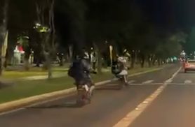 Adolescentes são flagrados fazendo manobras em motos elétricas na canaleta de ônibus, em Cascavel