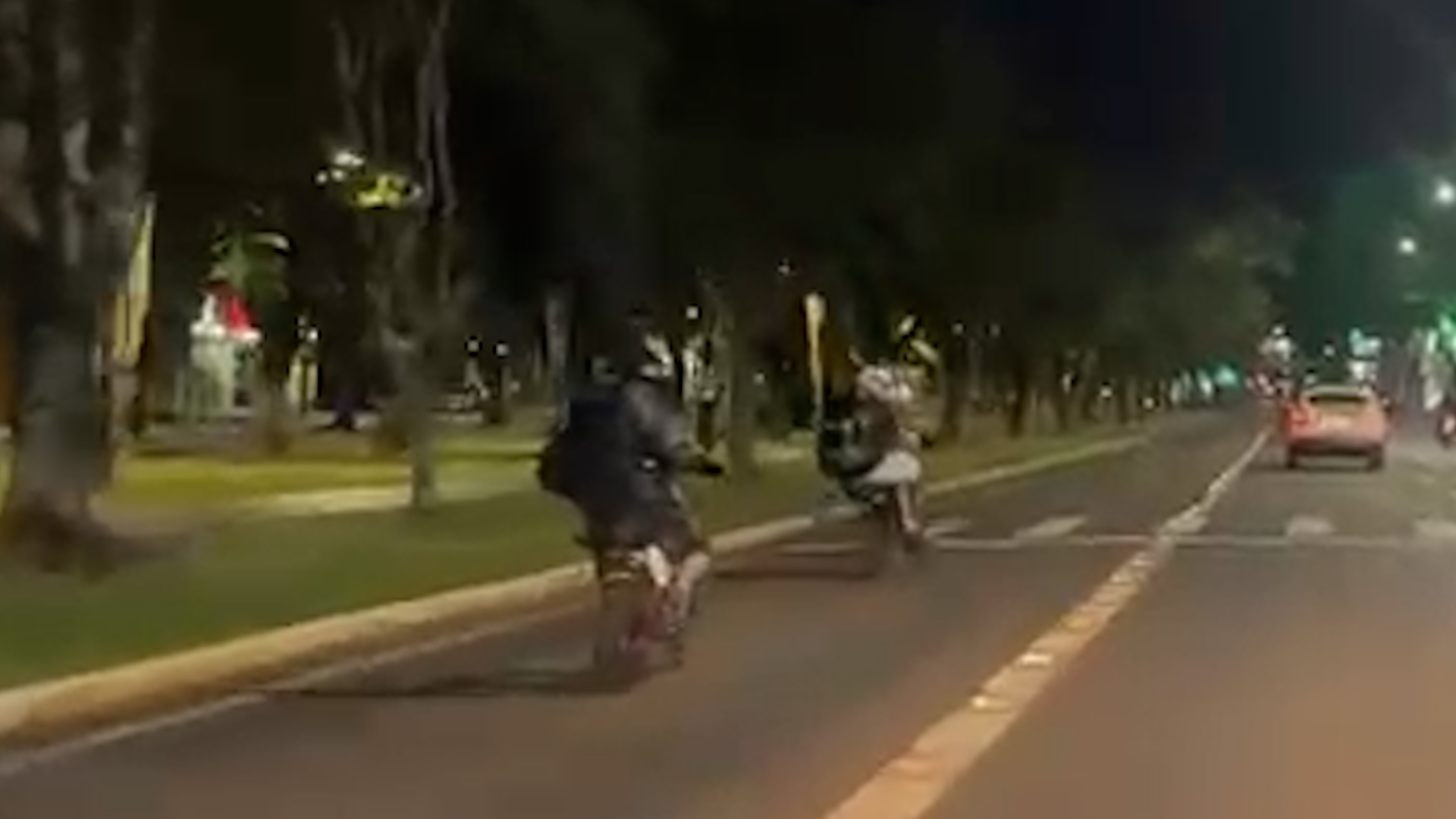 Adolescentes são flagrados fazendo manobras em motos elétricas na canaleta de ônibus, em Cascavel