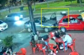 Vídeo mostra batida de scooter elétrica contra porta de Polo na Avenida Brasil