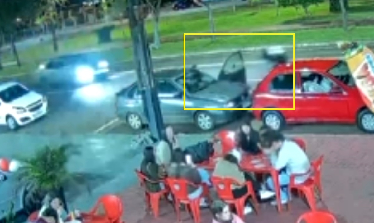 Vídeo mostra batida de scooter elétrica contra porta de Polo na Avenida Brasil