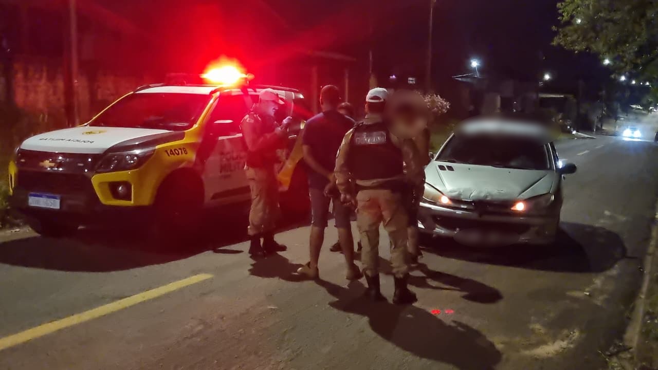 Motorista é abordado com sinais de embriaguez após parar em local onde vítima estava desmaiada no Bairro Santa Cruz