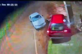 Câmera flagra momento em que Palio bate contra Cerato parado na estrada Alto São Salvador