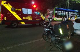 Passageira de moto fica ferida em colisão com ônibus elétrico no Centro de Cascavel