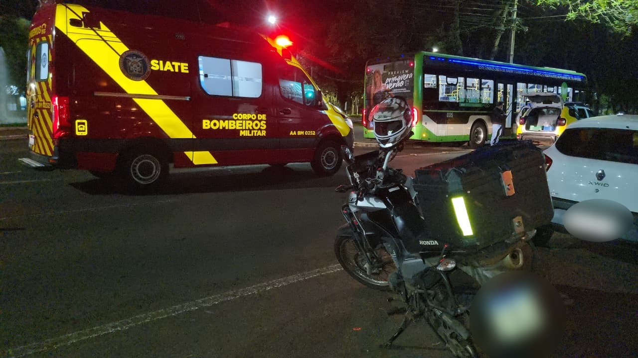 Passageira de moto fica ferida em colisão com ônibus elétrico no Centro de Cascavel
