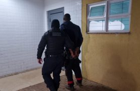 Homem é detido após arrombar duas lojas e furtar roupas em Cascavel