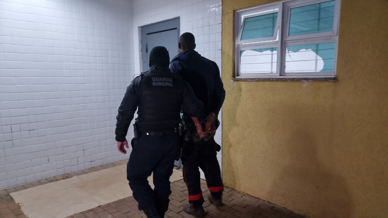 Homem é detido após arrombar duas lojas e furtar roupas em Cascavel