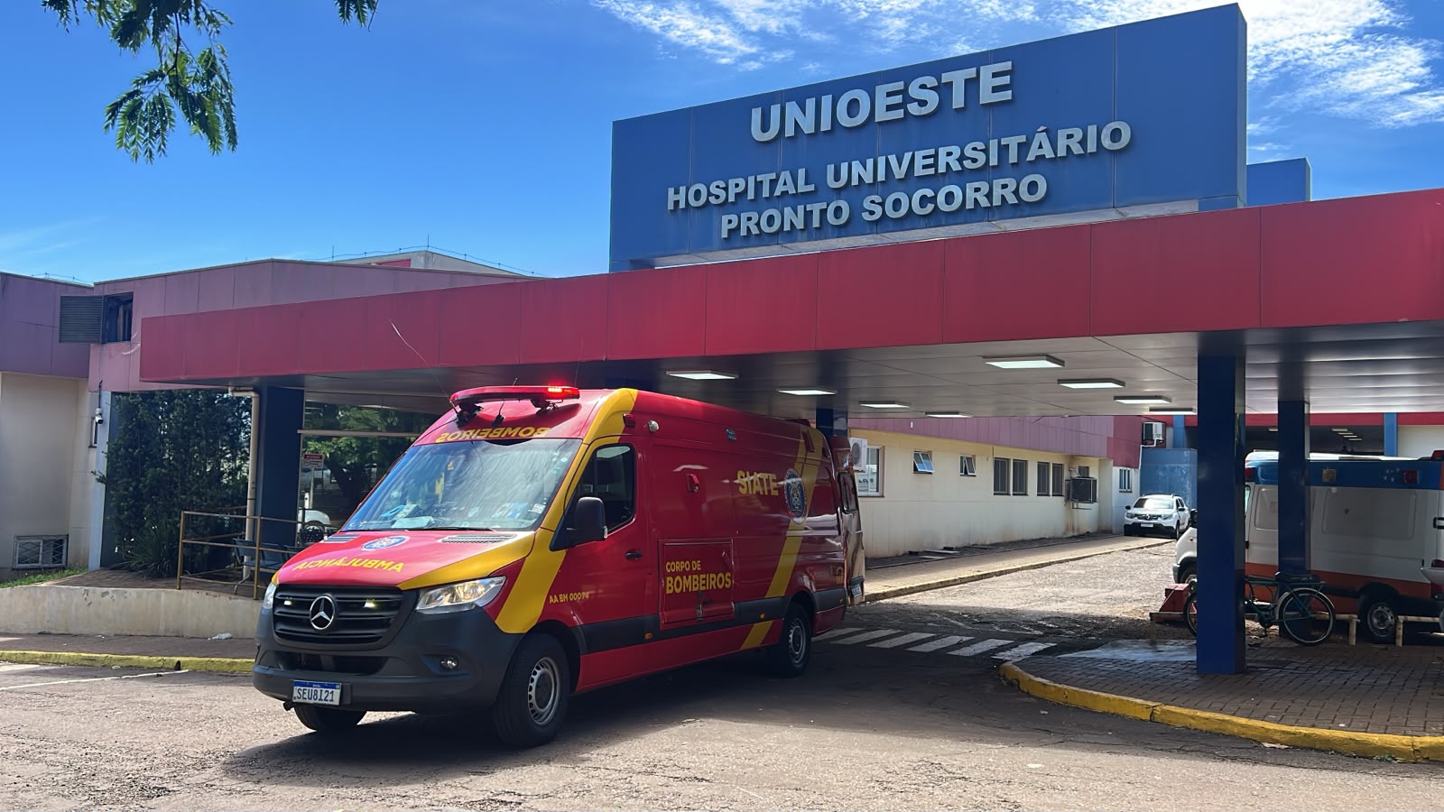Homem cai de três metros de altura enquanto cortava galhos de árvore em Cascavel