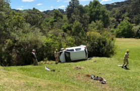 Carro capota dentro de cemitério durante entrega de flores; duas jovens ficaram feridas