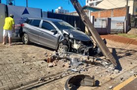 Carro destrói poste em acidente de trânsito no Coqueiral