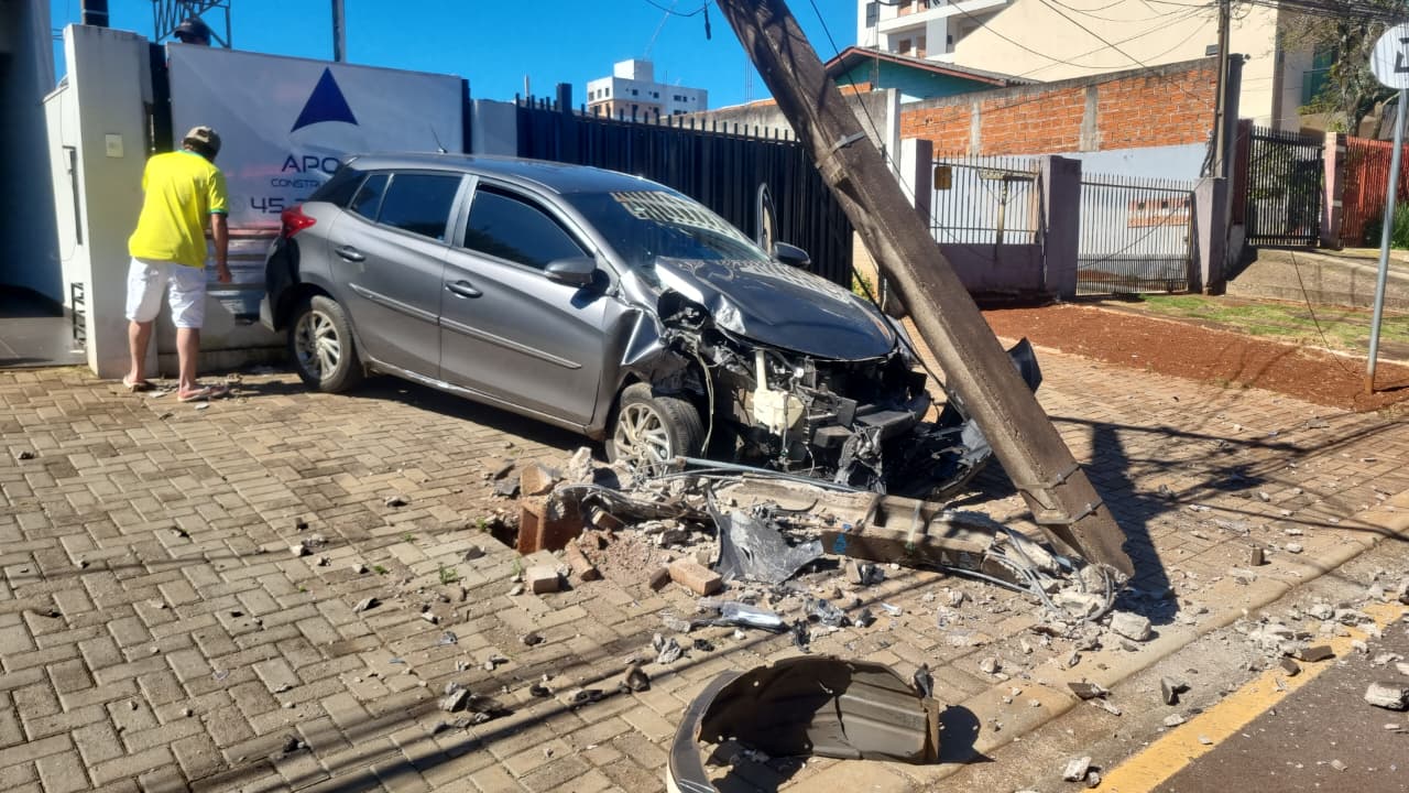 Carro destrói poste em acidente de trânsito no Coqueiral