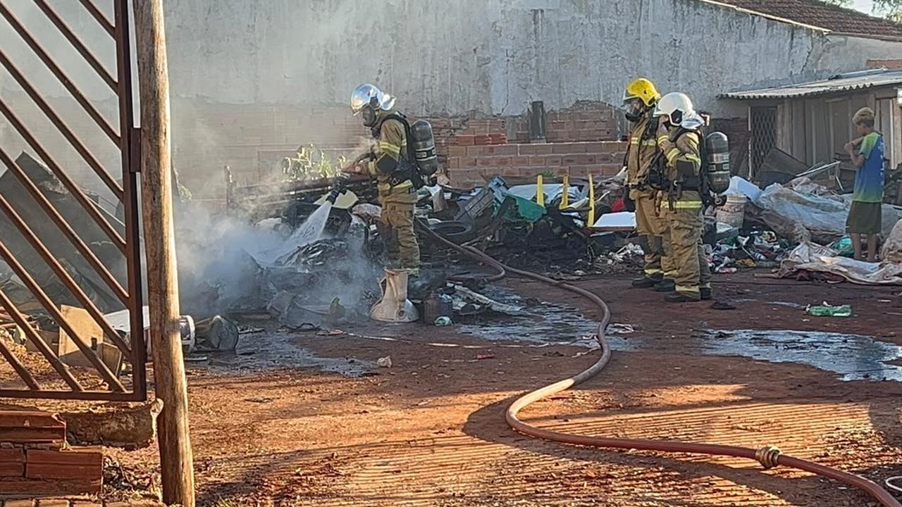 Van utilizada para reciclagem é destruída em incêndio no Cascavel Velho