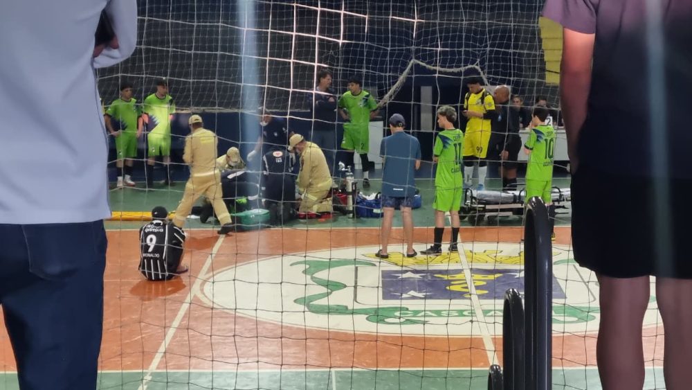 Imagem referente a Parada cardíaca em quadra: organização se manifesta após adolescente passar mal em jogo de futsal em Cascavel