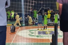 Adolescente sofre parada cardíaca durante partida de futsal e é socorrido em estado grave
